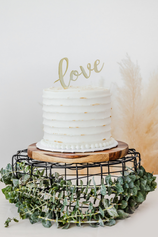 Beautiful Wedding Couple Cutting the Wedding Cake Stock Photo - Image of  cutting, background: 132139668